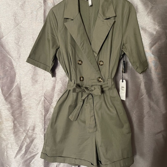 ▪️Romper brand new with tag there is nothing wrong with it - Picture 2 of 3